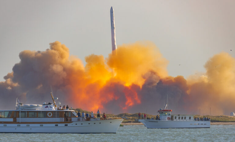 Lift off of SpaceX Starship 6